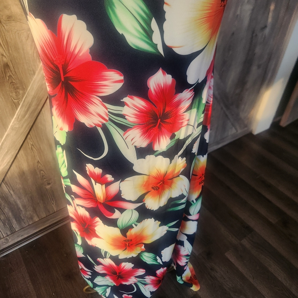 Hawaiian Off-Shoulder Maxi Dress - Picture 8 of 9